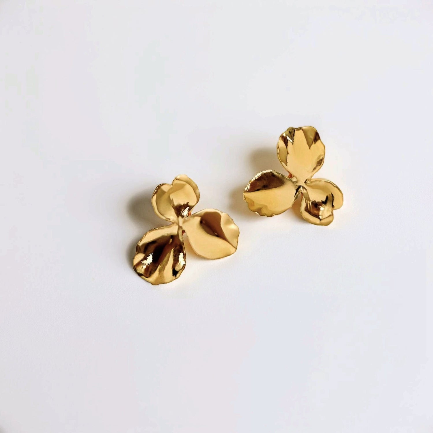 Elise Tsikis Paris Boucles d'oreilles Pensée Small