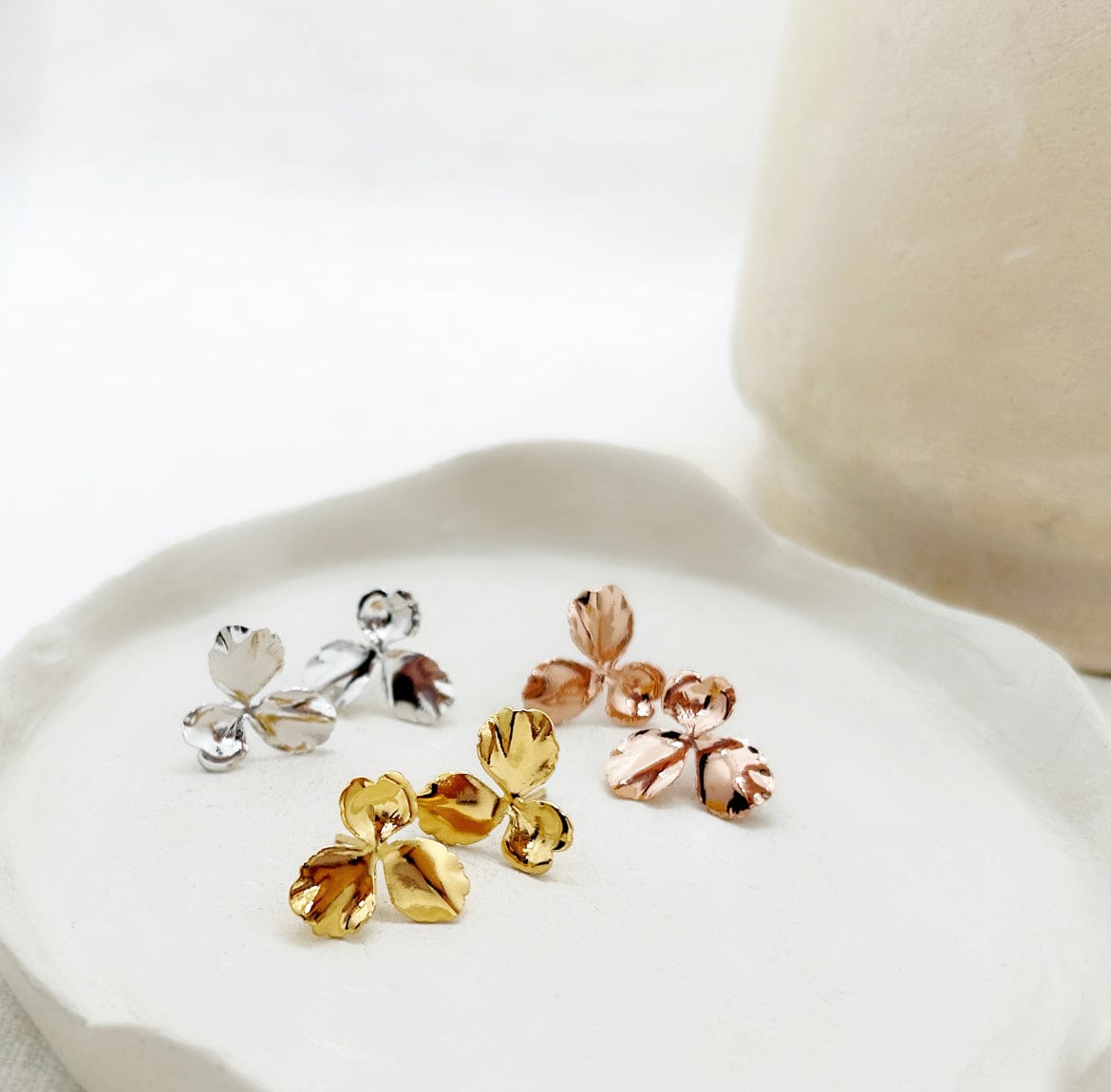 Elise Tsikis Paris Boucles d'oreilles Pensée Small