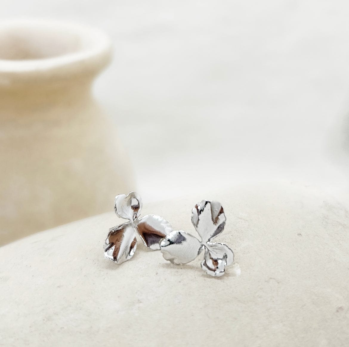 Elise Tsikis Paris Boucles d'oreilles Pensée Small