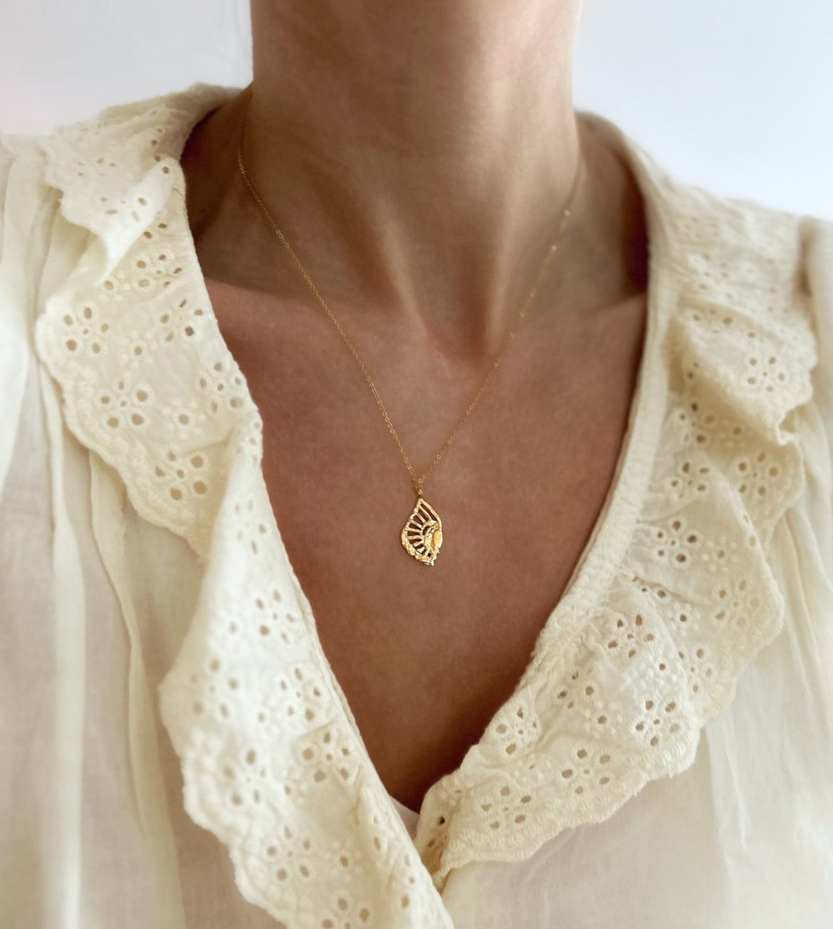 Elise Tsikis Paris Collier Vallinos - archive