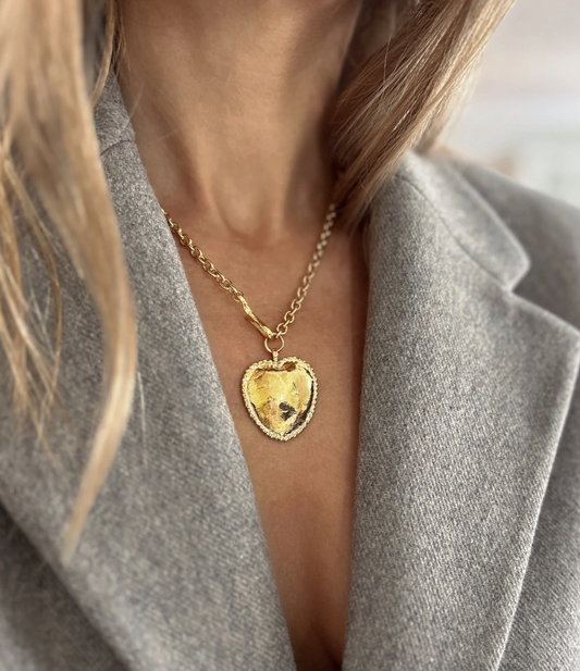 Le Top 10 des colliers Élise Tsikis : l’élégance solaire au quotidien