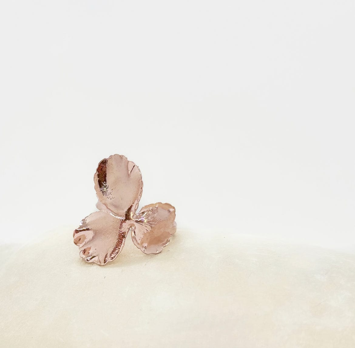 Elise Tsikis Paris Bague Pensée Medium