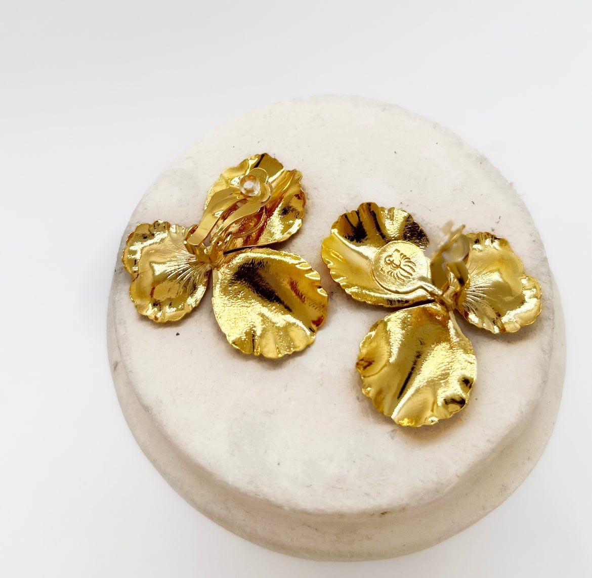 Elise Tsikis Paris Boucles d'oreilles Pensée Medium