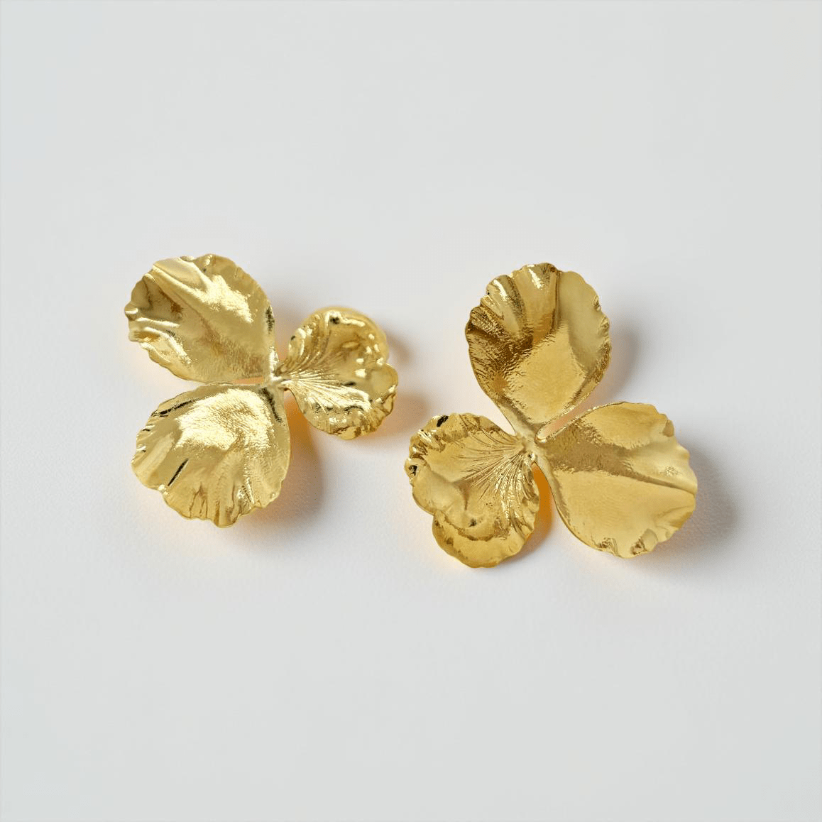 Elise Tsikis Paris Boucles d'oreilles Pensée Medium