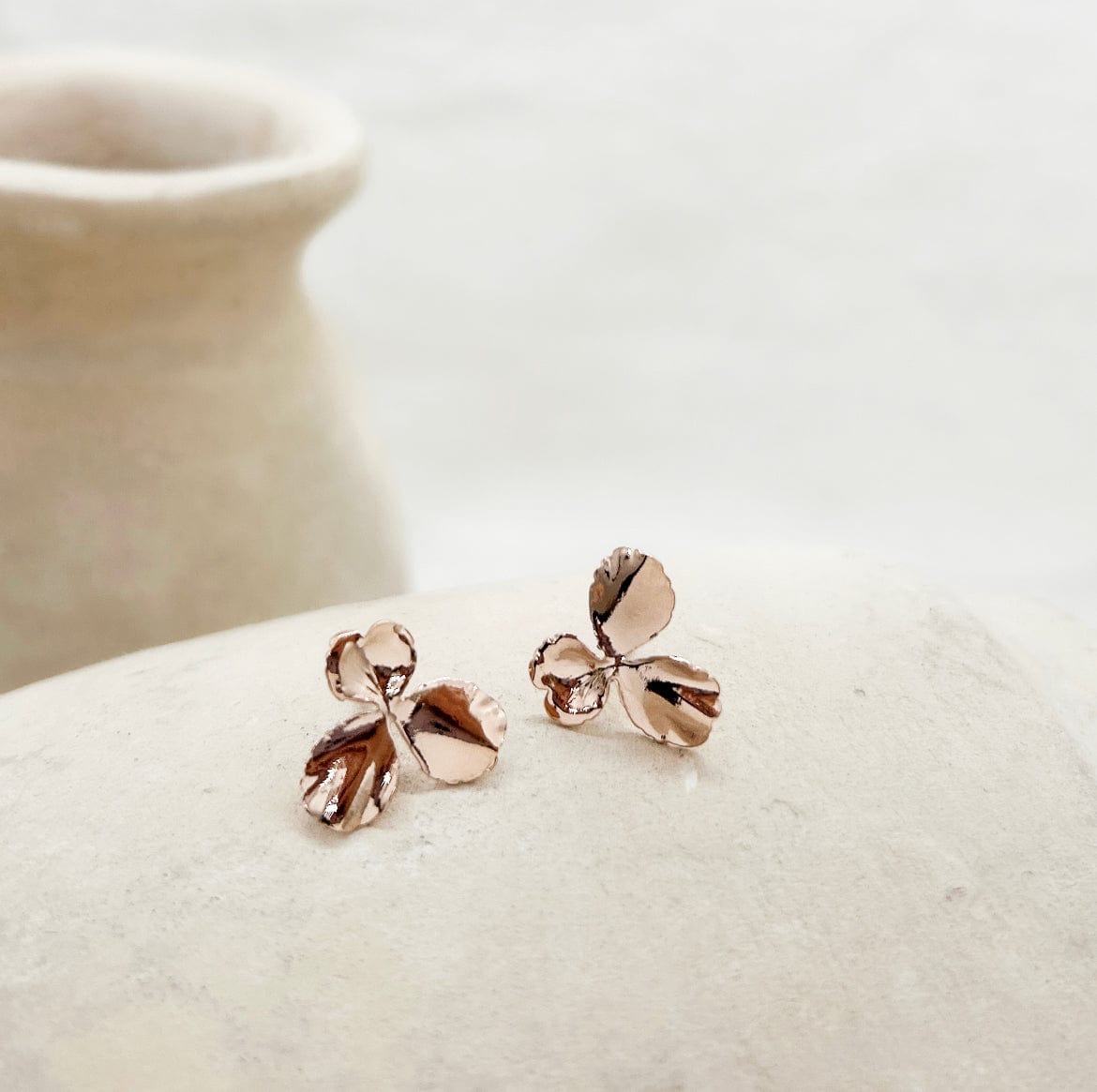 Elise Tsikis Paris Boucles d'oreilles Pensée Small