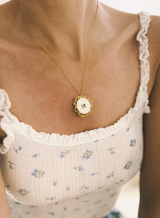 Elise Tsikis Paris Collier Broderia - archive