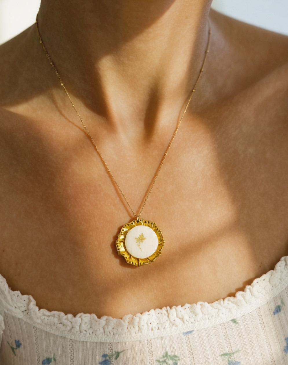Elise Tsikis Paris Collier Broderia - archive