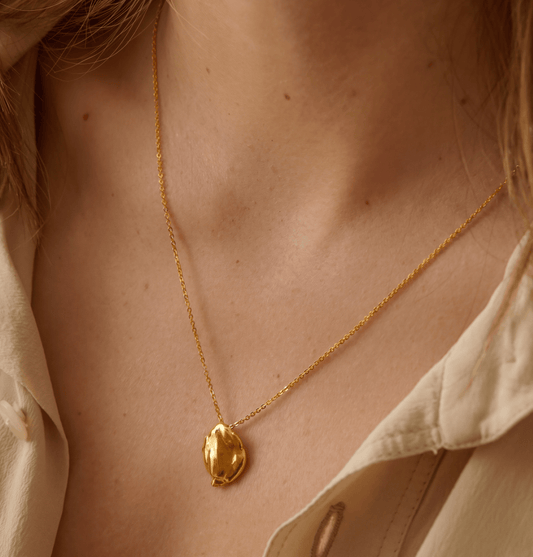 Elise Tsikis Paris Collier Figios - archive