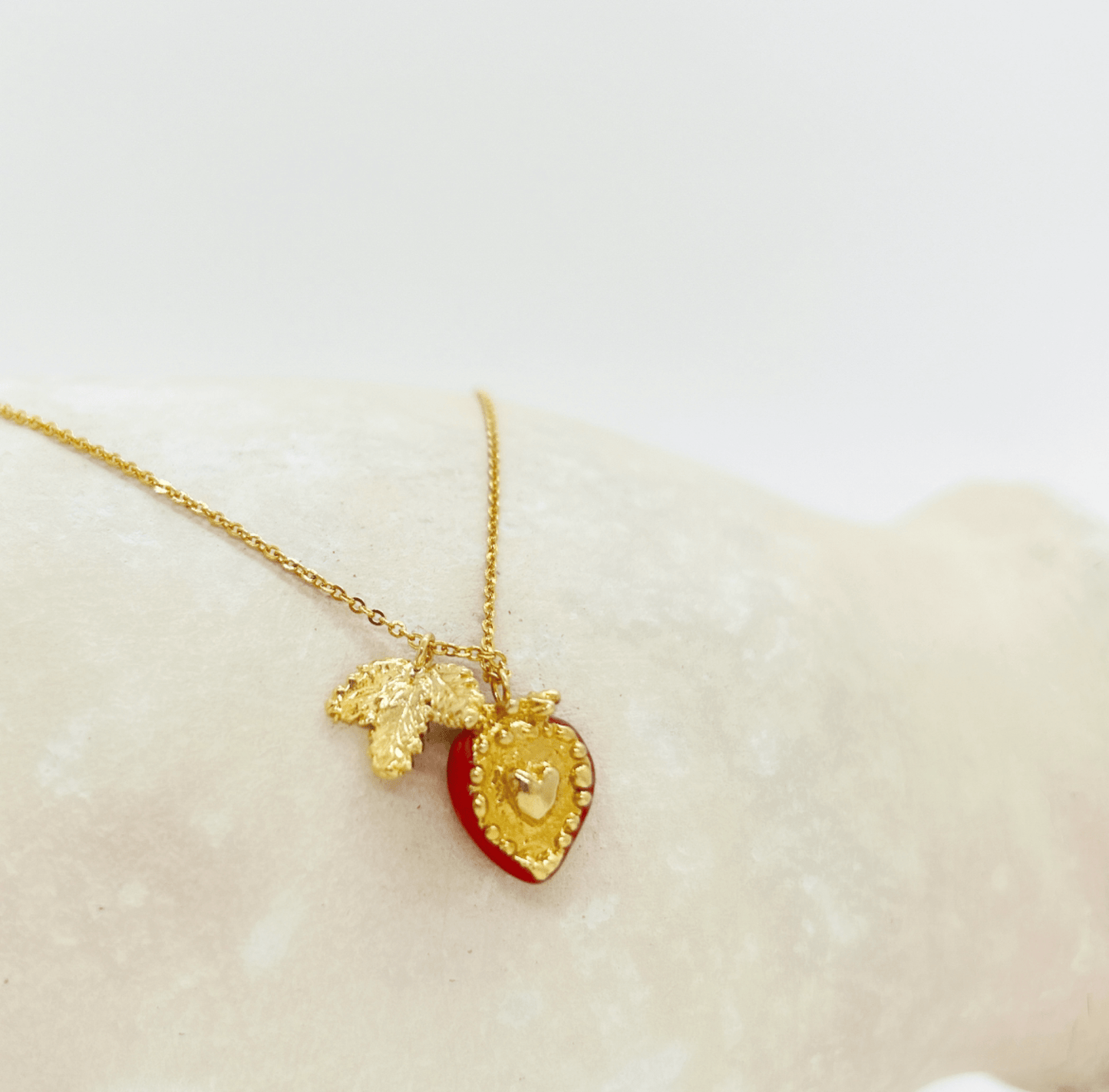 Elise Tsikis Paris Collier Fraisis - archive