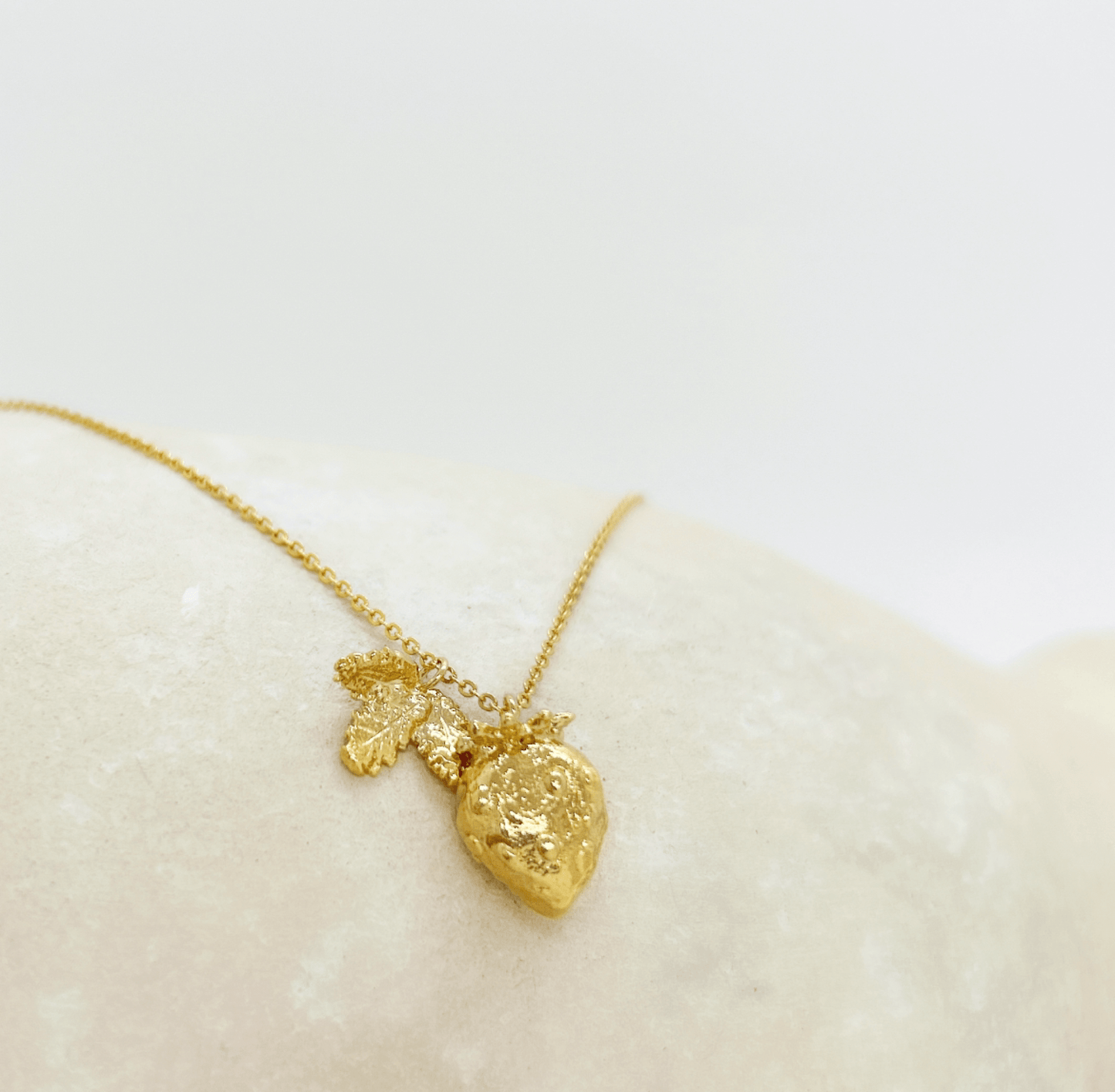 Elise Tsikis Paris Collier Fraisis - archive