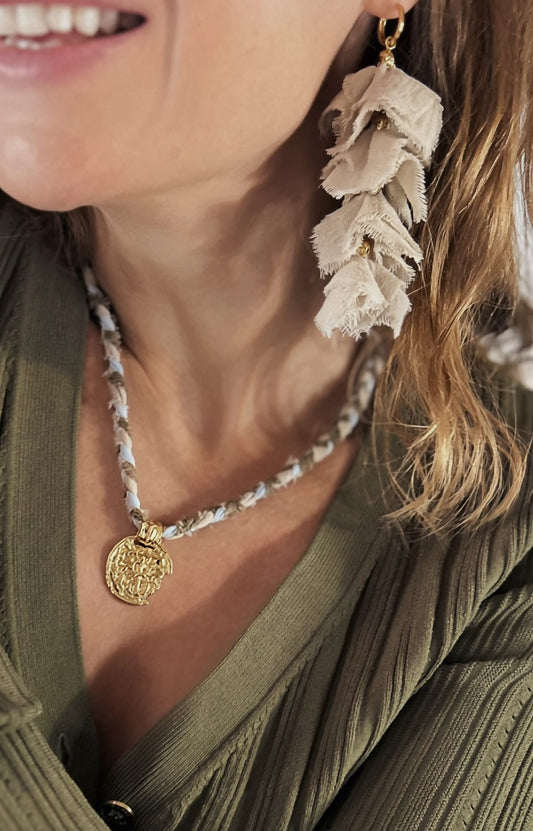 Elise Tsikis Paris Collier Ioannis bleu