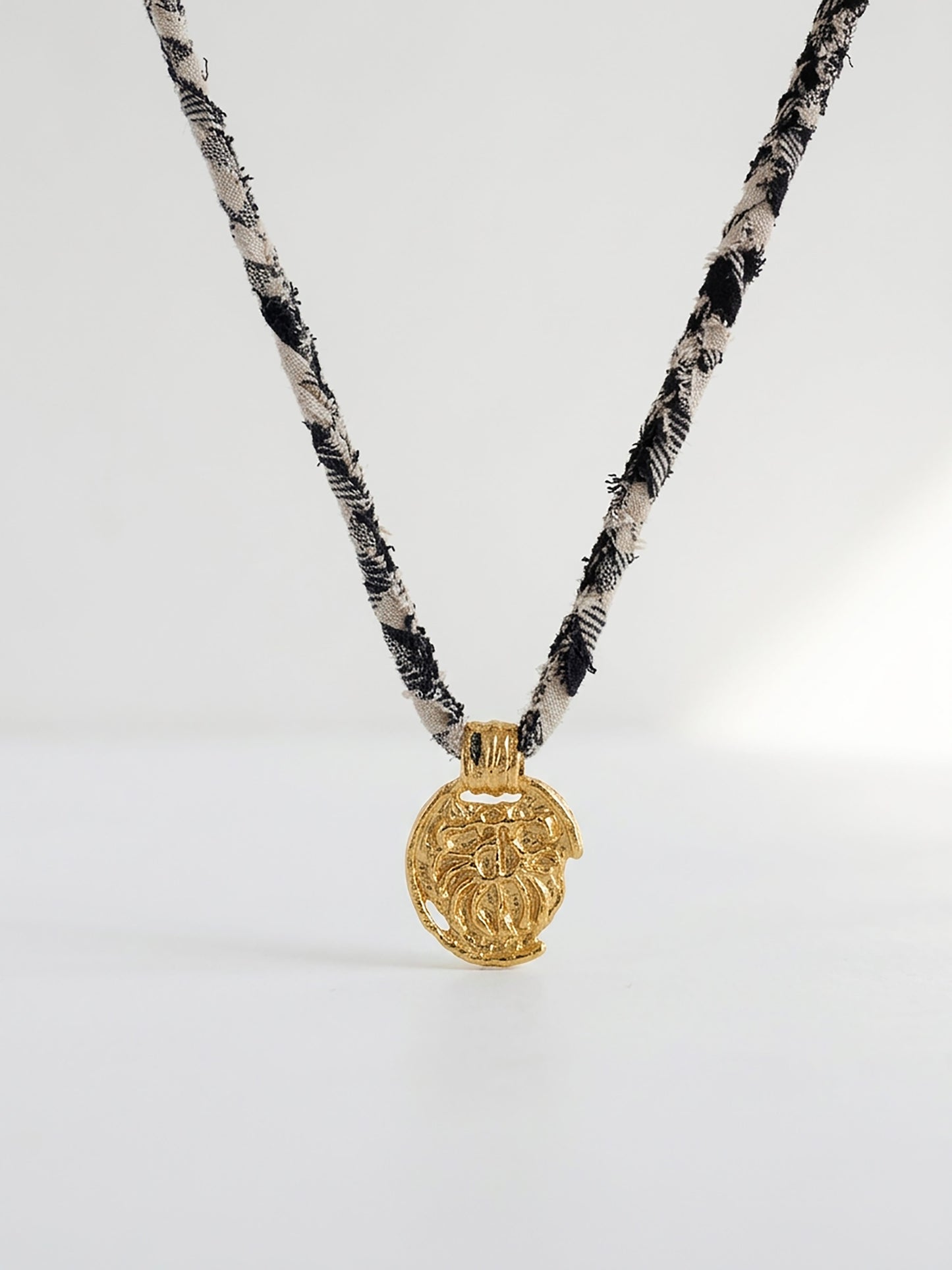 Elise Tsikis Paris Collier Ioannis vichy