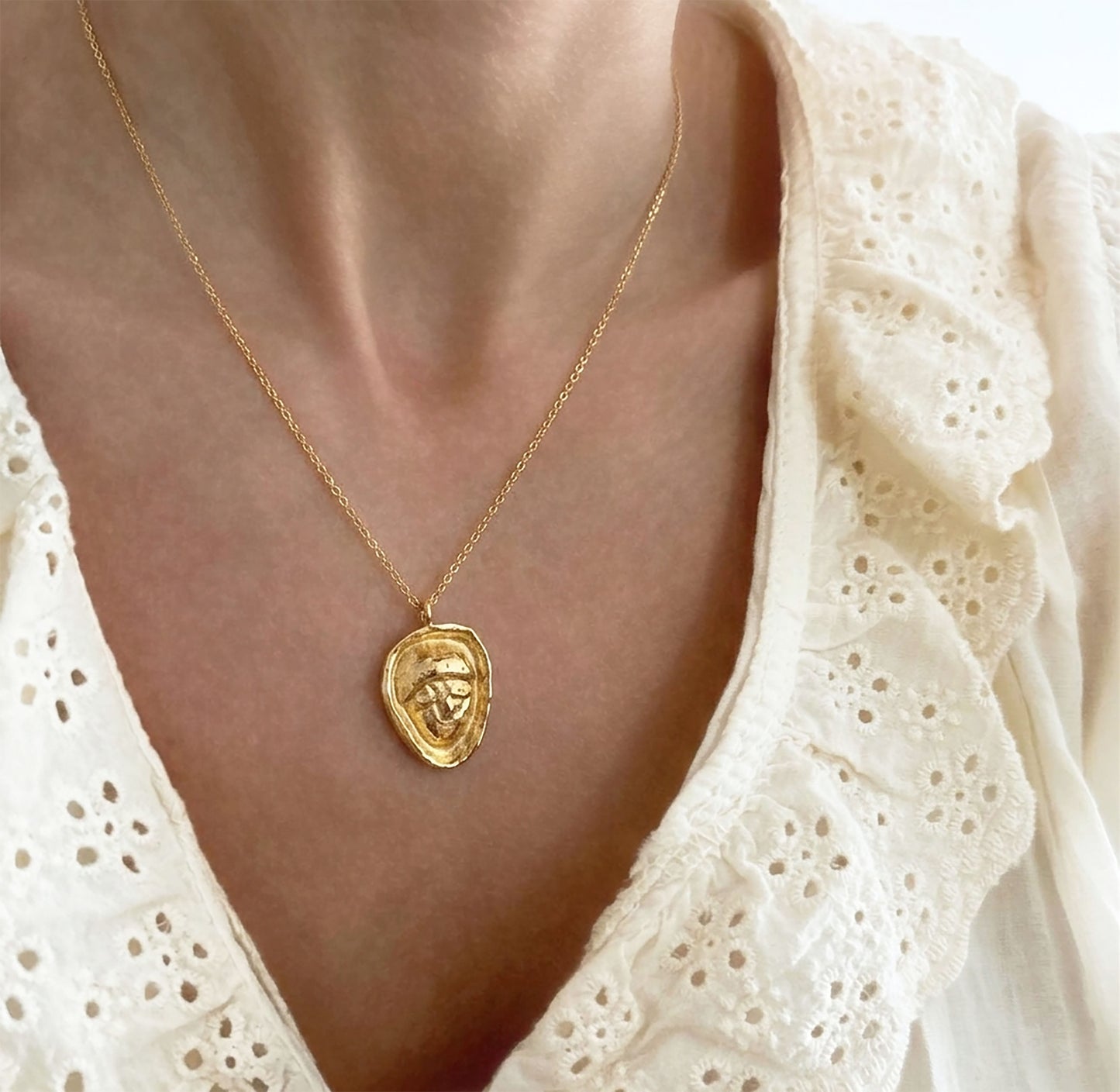 Elise Tsikis Paris Collier KARI - archive