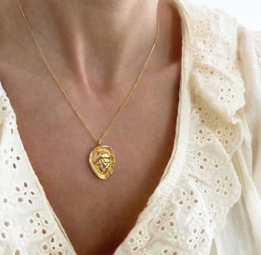 Elise Tsikis Paris Collier KARI - archive
