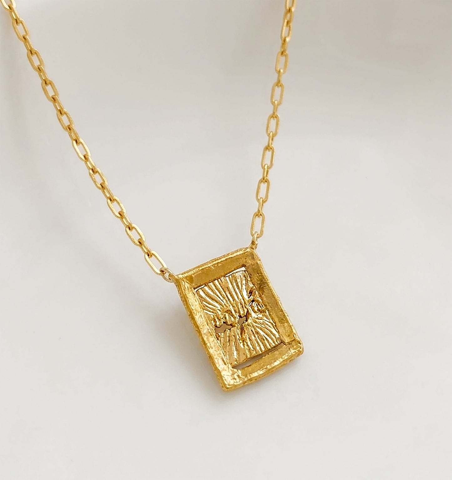 Elise Tsikis Paris Collier Prastia - archive