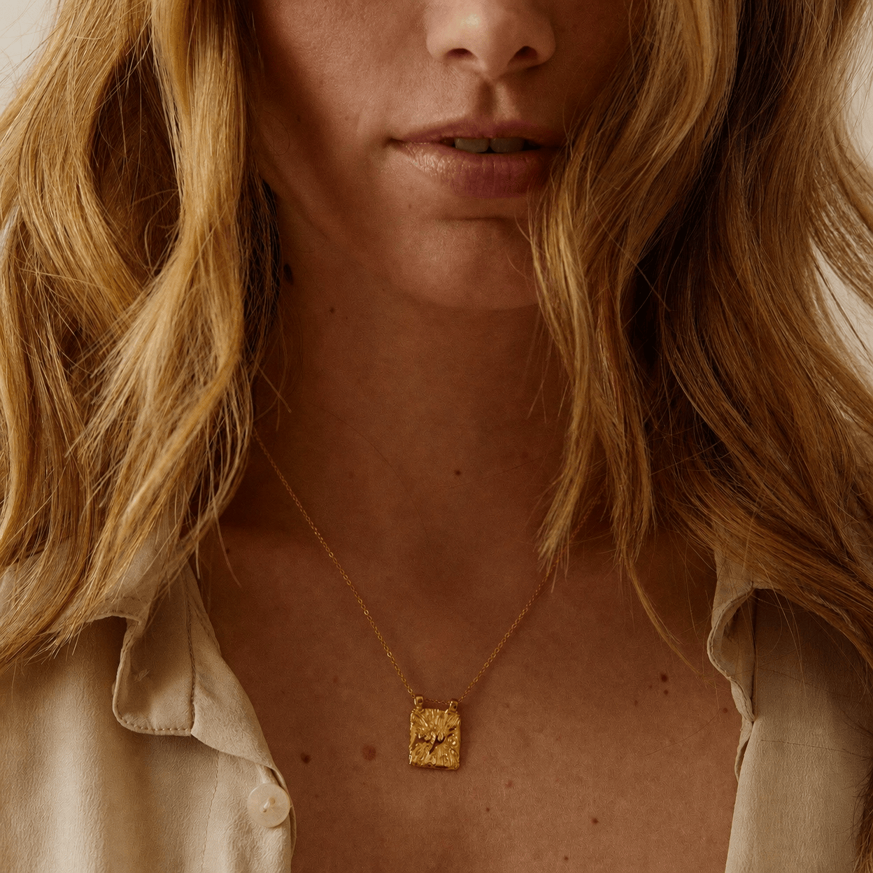 Elise Tsikis Paris Collier Tigani - archive
