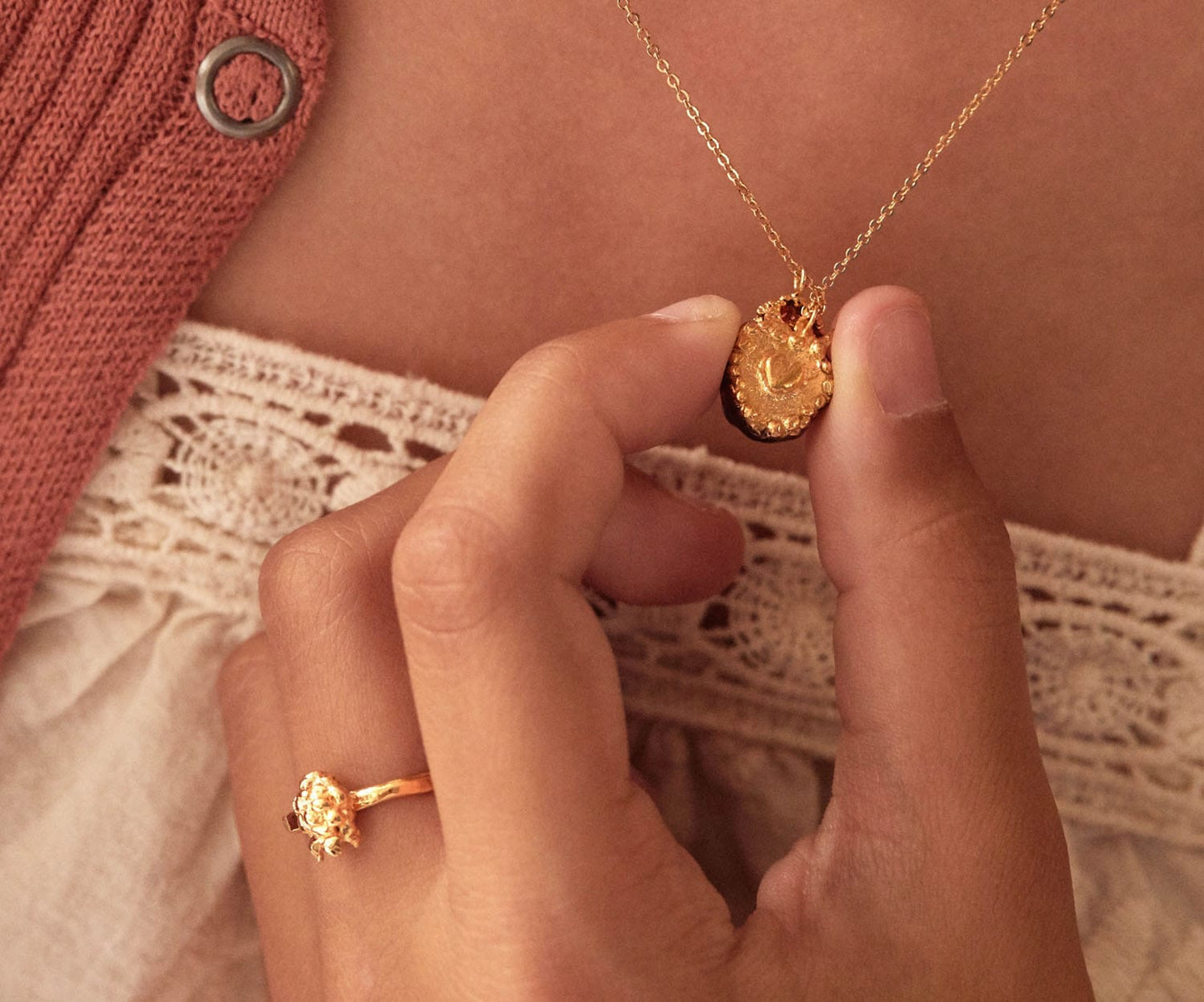 Elise Tsikis Paris Collier Belenis - archive